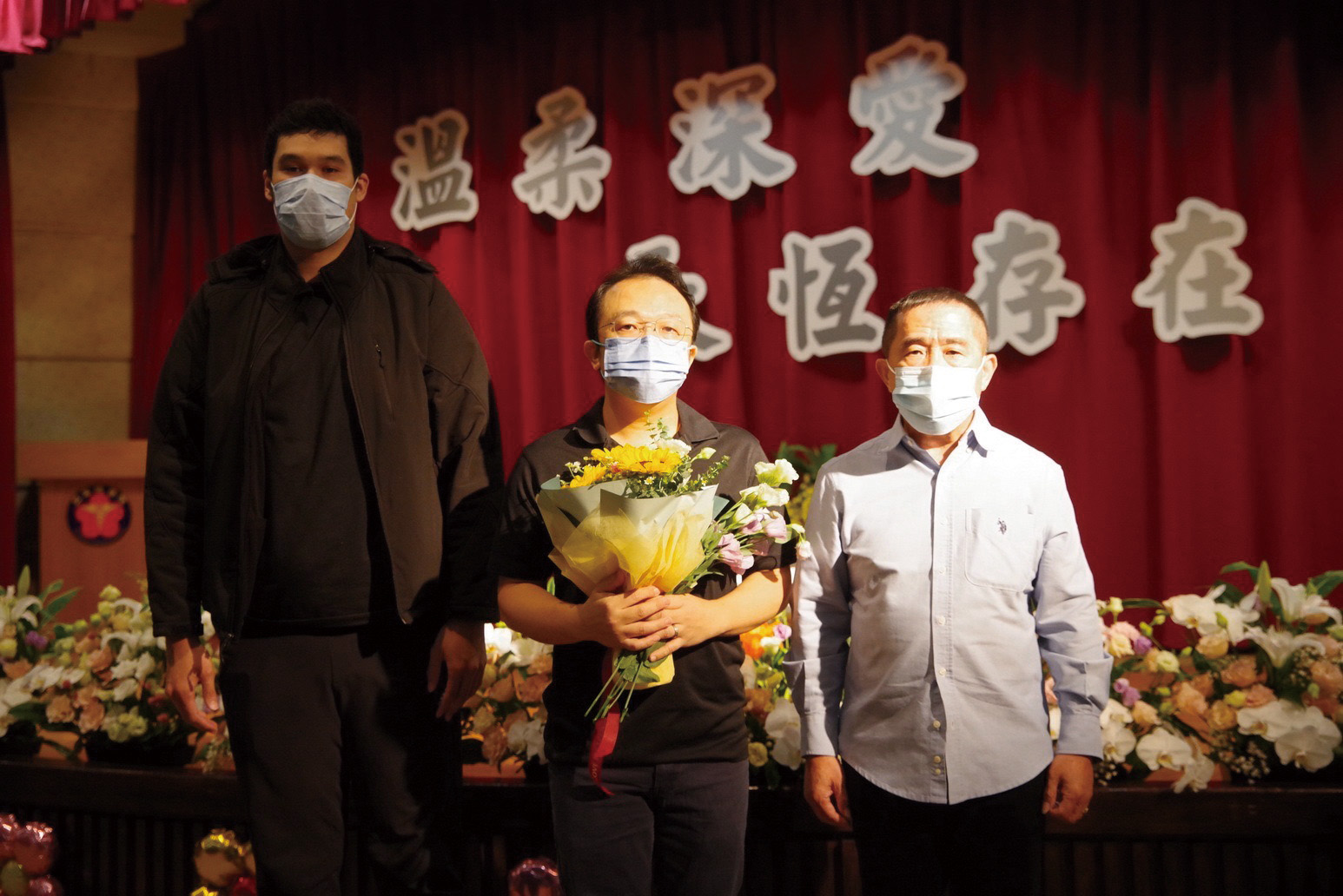 捐贈者與受贈者合影